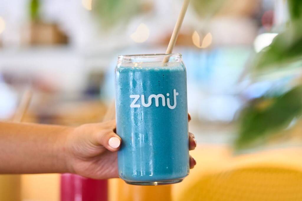 Smoothie em catering de banana, manga, pêssego, ananás, leite de coco e spirulina azul