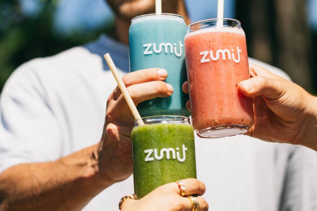 Smoothies da Zumit nas mãos das pessoas