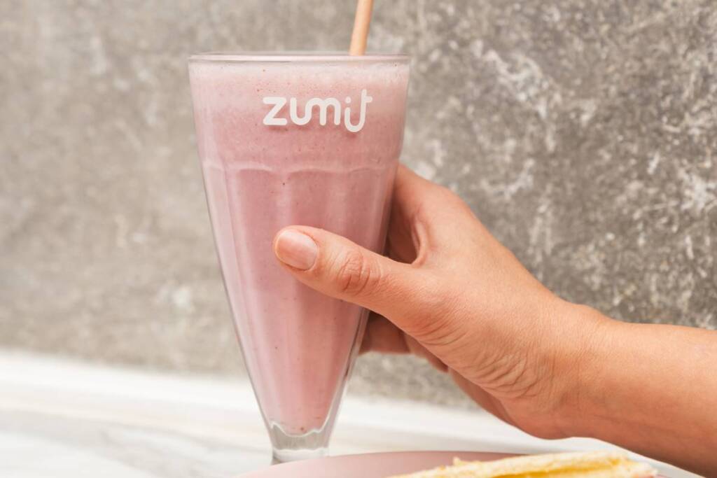Milkshake Zumit Strawberry Fantasy, com gelado natural de morango e baunilha numa mesa