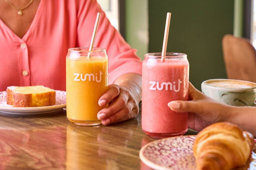 Smoothies Zumit para hotelaria sobre uma mesa