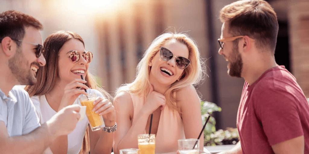 Personas disfrutando de smoothies
