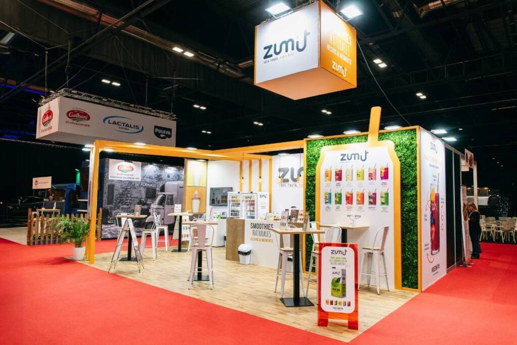 Stand de Zumit en HIP 2025, mostrando smoothies naturales para hostelería