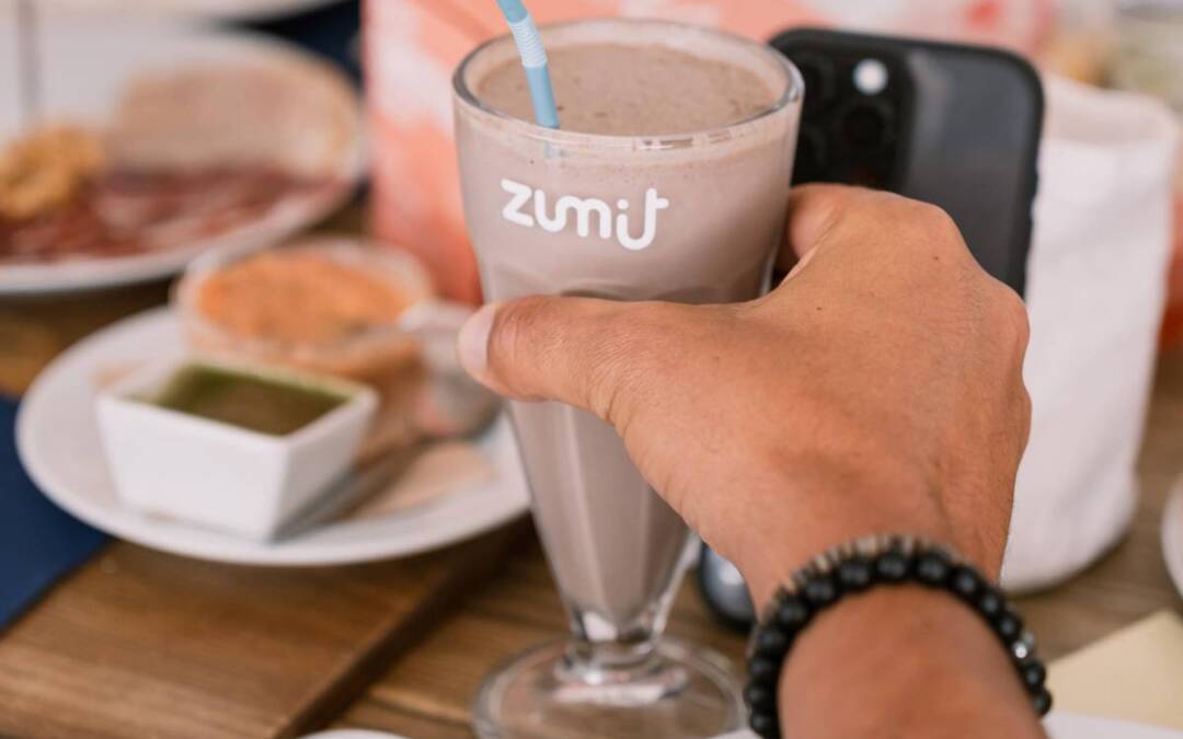 Smoothiesumo ou batido: diferenças e benefícios de cada bebida