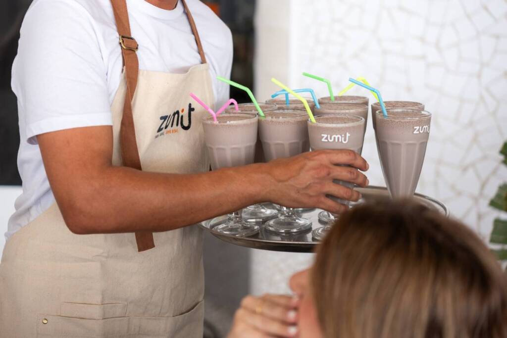 Milkshakes Zumit en una tabla de madera y mesa blanca
