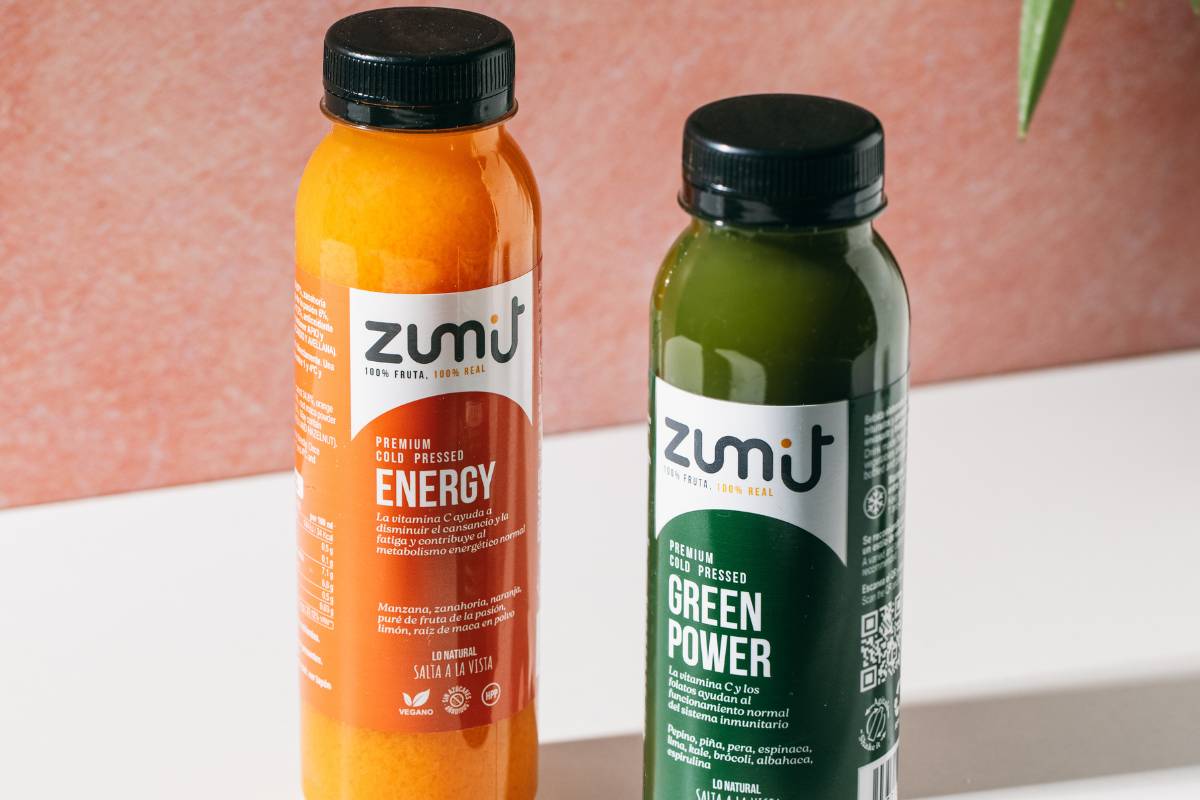 zumo verde detox Zumit, 100% natural zumo verde Zumit sobre una mesa blanca